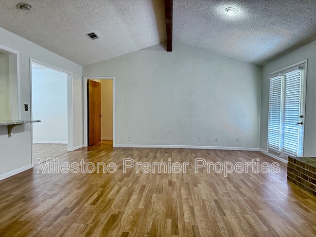 Building Photo - 2110 Oak Creek Cir
