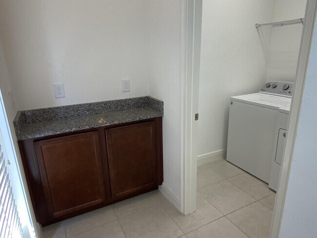 Building Photo - 15555 Honeybell Dr