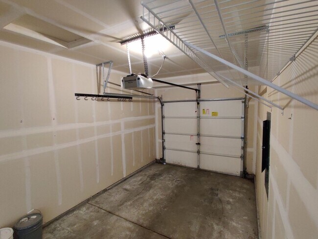 Building Photo - PENDING APPLICATION; Townhome w/ New Paint