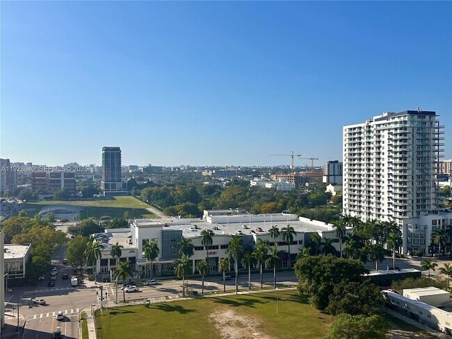 Building Photo - 1750 N Bayshore Dr