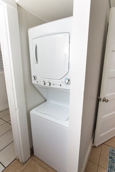 Building Photo - 608 N 9th Ave