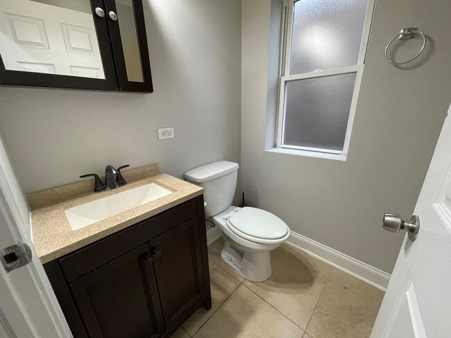 Building Photo - 6442 N Hamilton Ave