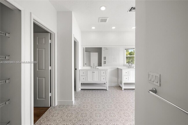 Building Photo - 16449 SW 84th Pl