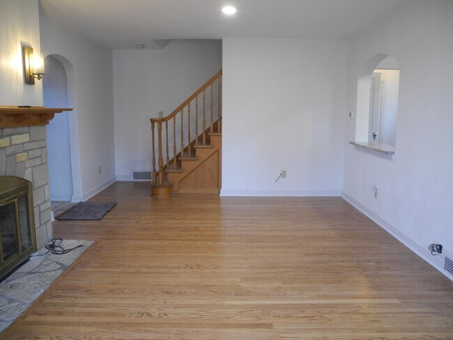 Living Room - 946 W Shore Dr