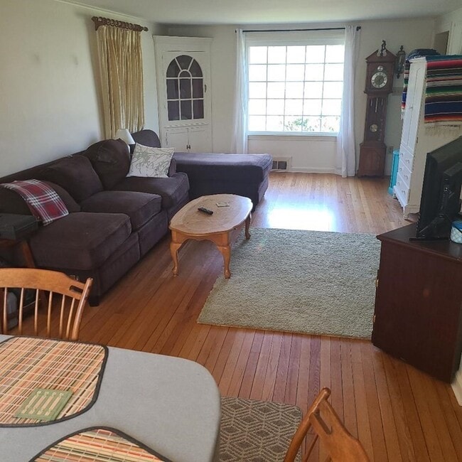 Building Photo - 44 Silver St