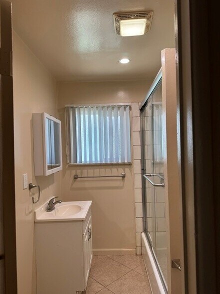 Bathroom (different angle) - 2519 N Lincoln St