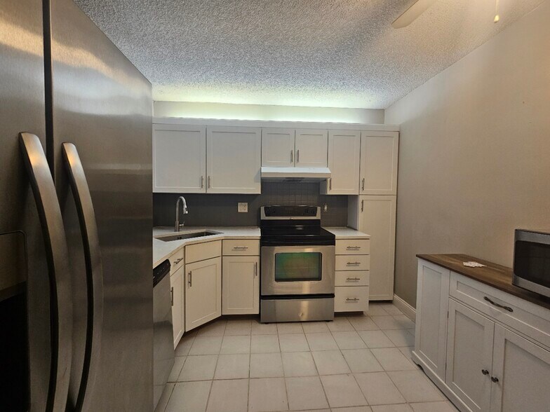 Building Photo - 2738 Carambola Cir S