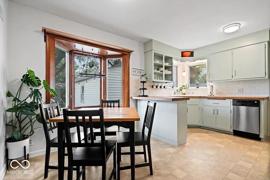 Building Photo - 636 S Broadway St