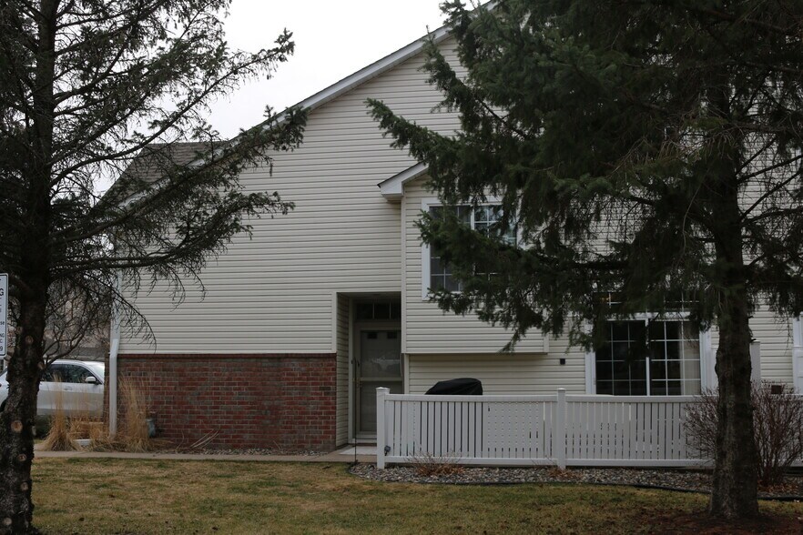 Building Photo - 2696 Mallard Dr