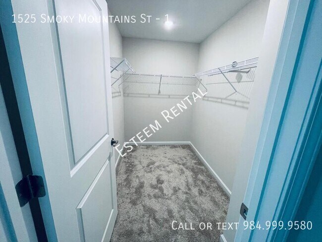 Building Photo - 1525 Smoky Mountains St