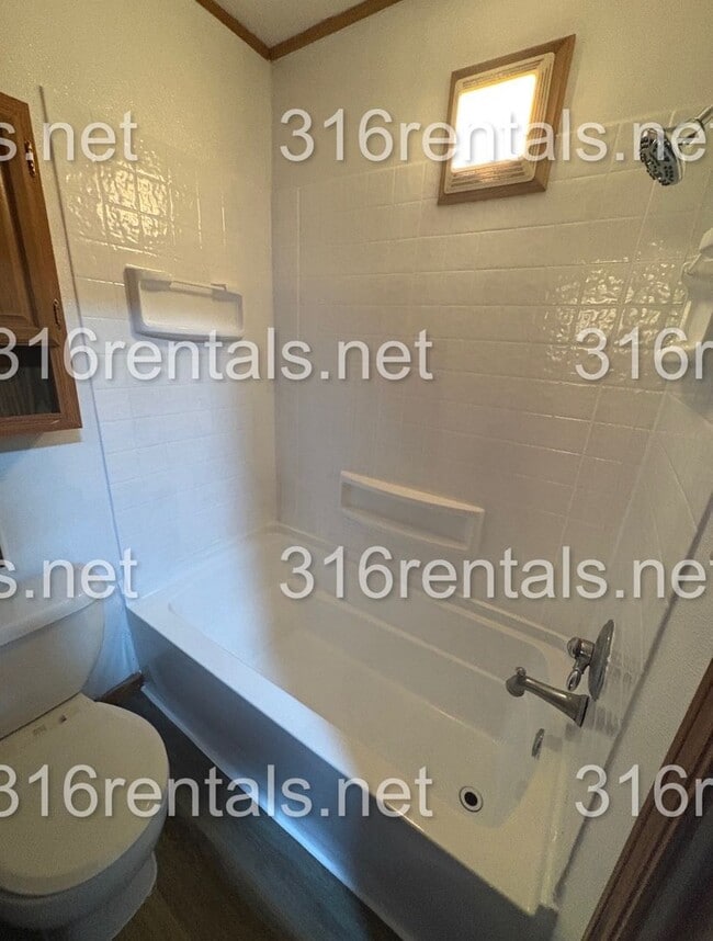 Building Photo - $1050 - 3 bed 1 bath - Single Family Home