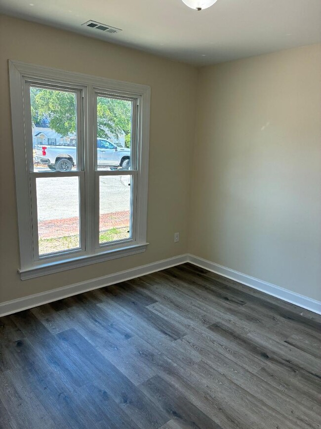 Building Photo - 1604 Pecan Ct N