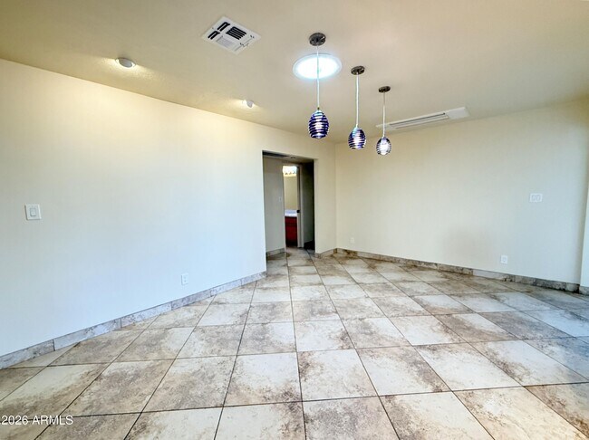 Building Photo - 710 E Hermosa Dr