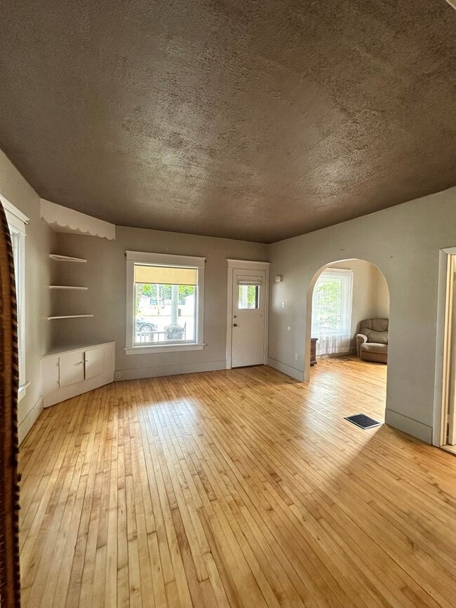 Building Photo - 4 Bed Room 2 Bath Big Yard