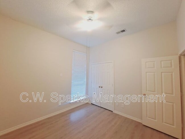 Building Photo - 902 Sunpoint Cir