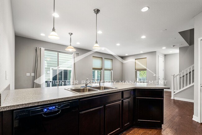 Building Photo - Lovely Townhome with Central AC and Washer/Dryer!