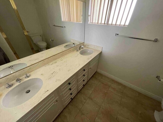 Building Photo - LARGE ENCINO SPA CONDO!