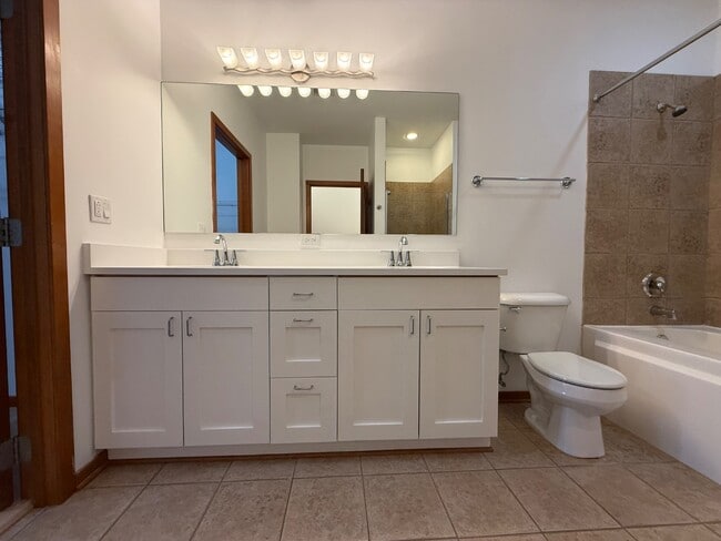 Building Photo - Gorgeous 1 Bedroom +Lofted Den Apartment in Avondale - Laundry In Unit!