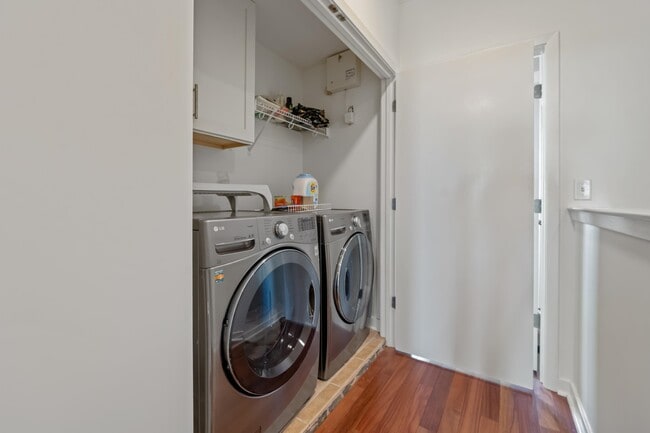 Building Photo - 380 Island Dr