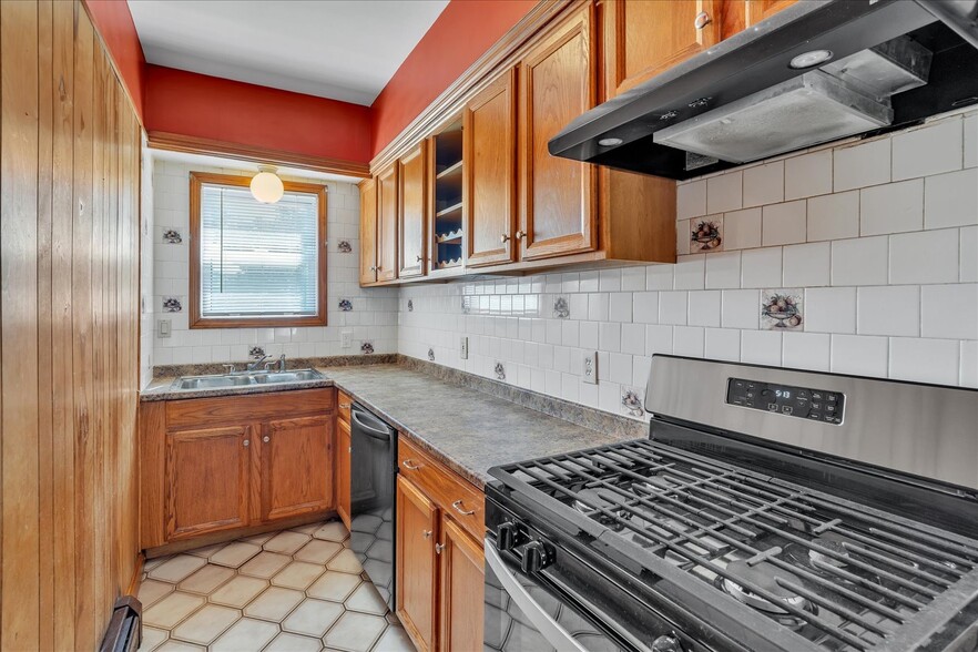 Kitchen - 1 Metcalf Ave