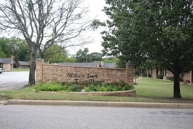 Building Photo - Available Now! 2 bedroom 1 bath in Lindale Tx!