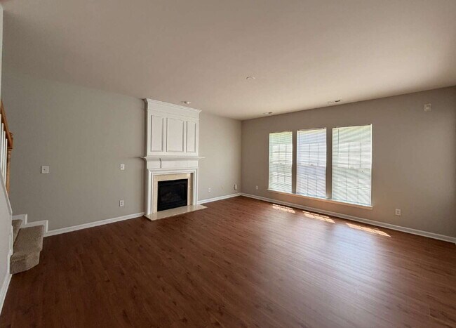 Building Photo - Well maintained 4 bedroom home with a golf course view!