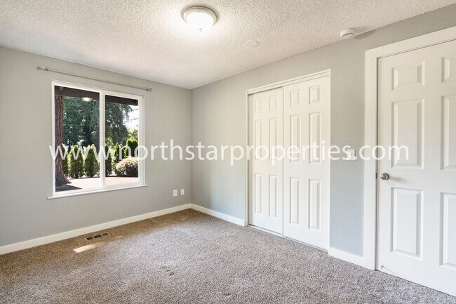 Building Photo - Garden Home Charmer