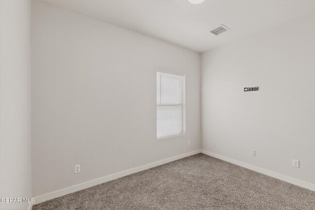 Building Photo - 320 S Manzanita Dr