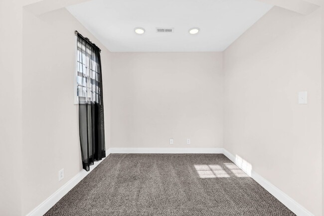 Building Photo - Close to Post and Move in Ready!