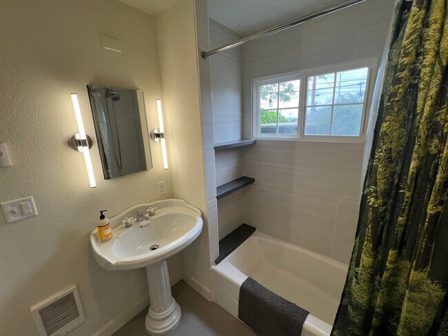 Building Photo - Cozy 2 Bedroom Home