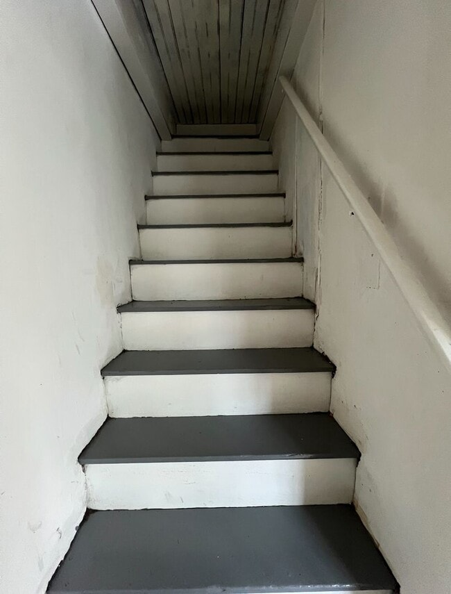 Building Photo - Renovated 3 Bedroom End Unit Available Now!