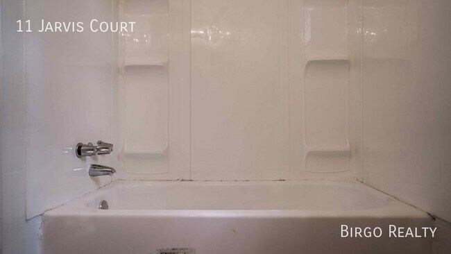 Building Photo - Move in special! First month free rent!