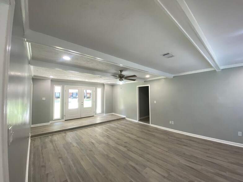 Building Photo - 200 Poplar Dr