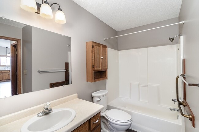 Building Photo - 2 Bed | 1 Bath Updated One Level Home