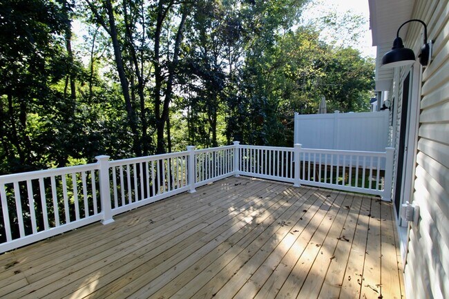 Building Photo - 3 level town home in popular Congers Creek...