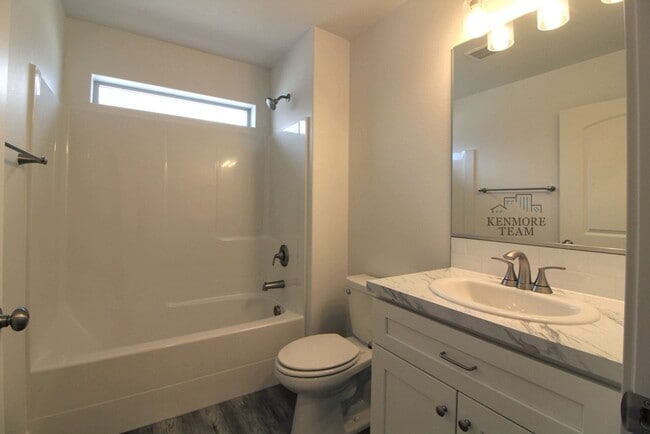 Building Photo - 3 Bed/2 Bath + an Office Pasco Home