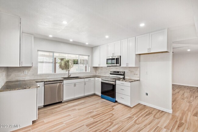 Building Photo - 1337 E Northshore Dr