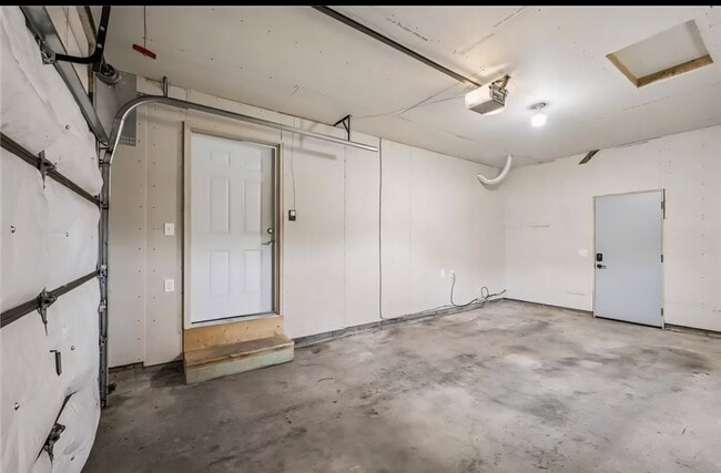 Building Photo - 715 Circle Dr