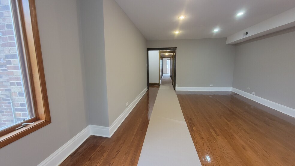 Living Room - 6437 N Glenwood Ave
