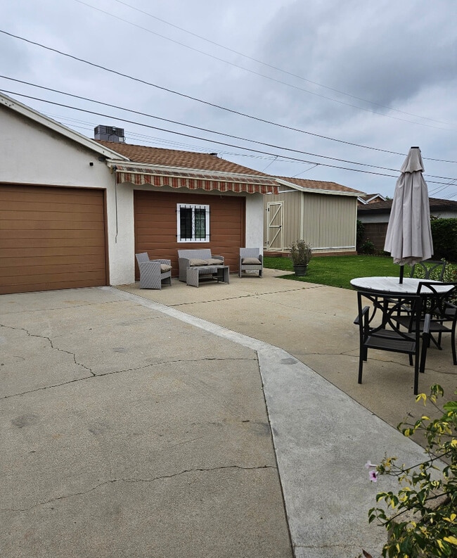 Building Photo - 10518 S 6th Ave