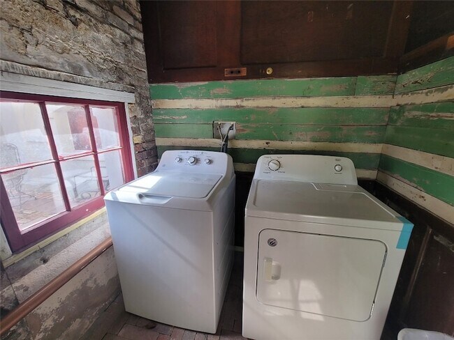 Building Photo - 1407 Broadway Avenue J