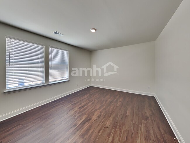 Building Photo - 2022 Windsor Park Ave