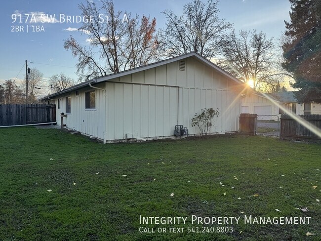 Building Photo - 917 SW Bridge St