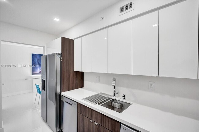 Building Photo - 2501 S Ocean Dr