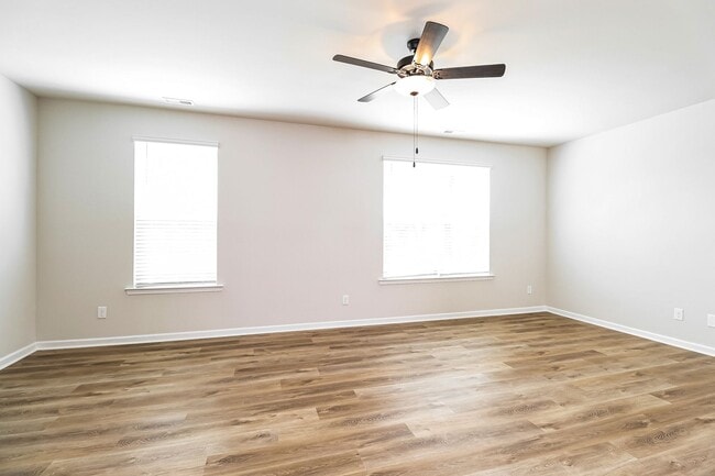 Building Photo - Beautiful 3BR 3.5BA Townhome w/ Full Appliance Kitchen Garage Parking in University