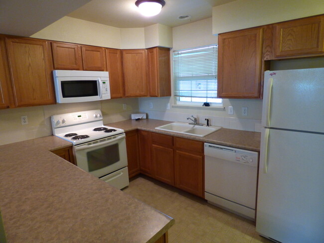 Building Photo - Charming 2 Bed/2.5 Bath Townhome in SW For...