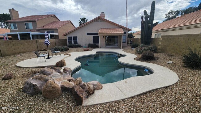 Building Photo - 2050 W Boulder Ct