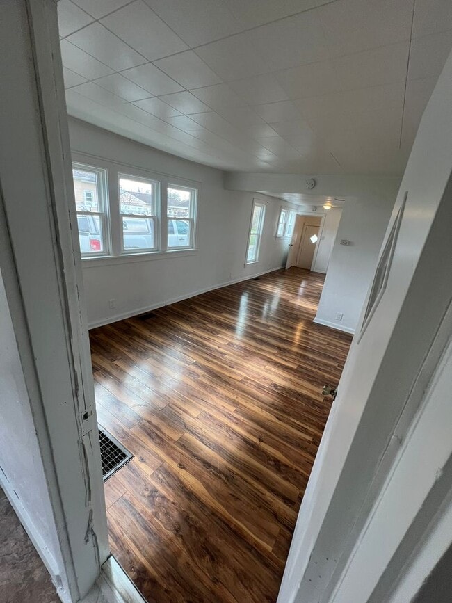 Building Photo - 2 bedroom house, huge 2 car garage, large ...