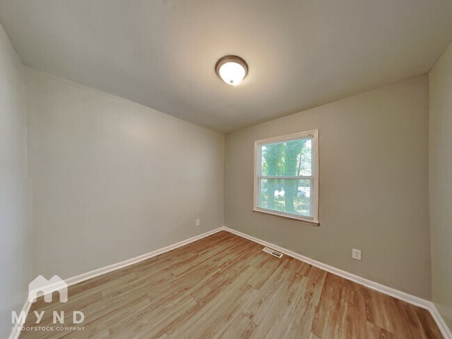 Building Photo - 5613 Deerborn Dr