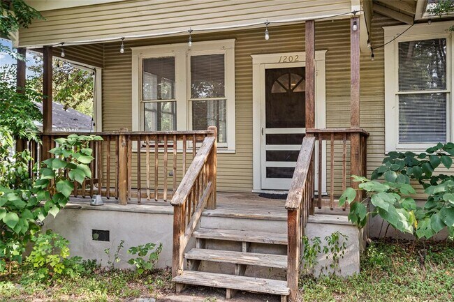 Building Photo - 1202 E 13th St